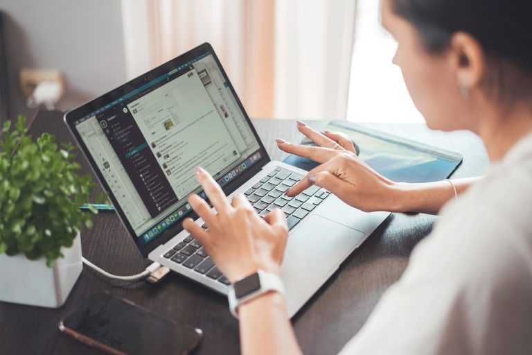 Autónomos que facturan con plataformas como Fiverr o Upwork